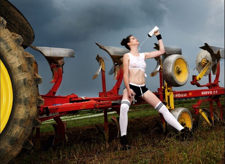Фото приколы вокруг тракторов. Из журнала Jungbauern kalender - календарь молодых крестьян Австрии