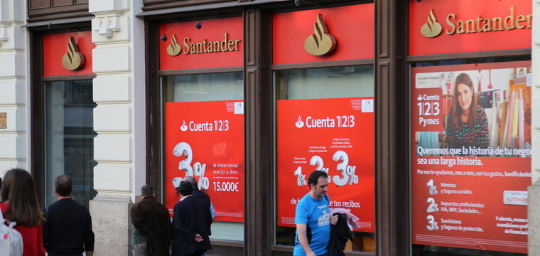 Логотип банка Santander похож на…